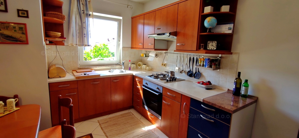Malinska, apartma v pritličju z vrtom blizu morja!