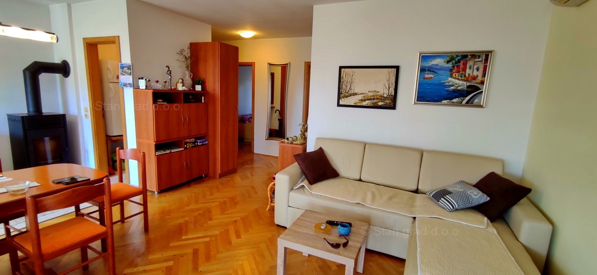 Malinska, apartma v pritličju z vrtom blizu morja!