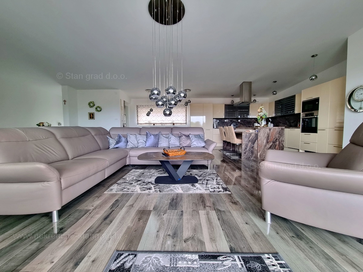 Otok Krk, Malinska, atraktiven penthouse na odlični lokaciji v bližini morja, prodamo!