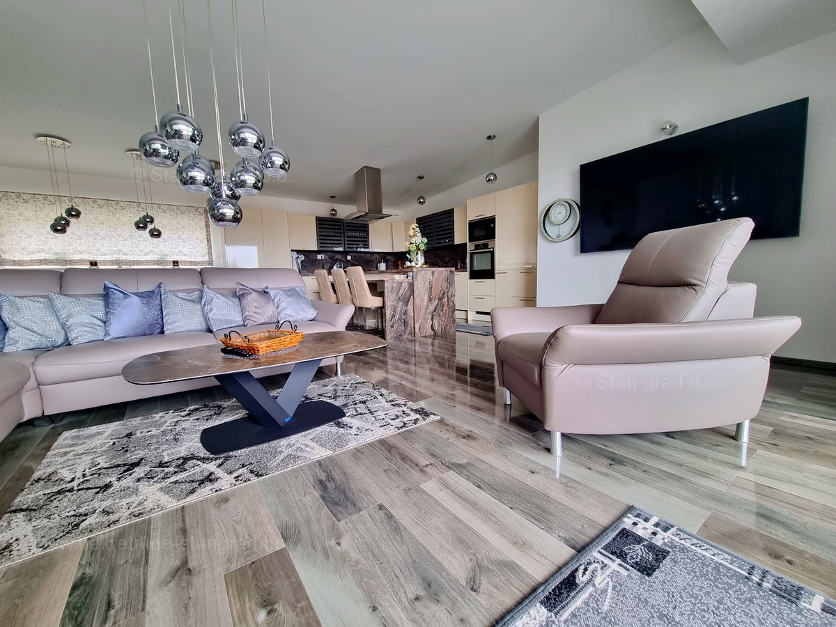 Otok Krk, Malinska, atraktiven penthouse na odlični lokaciji v bližini morja, prodamo!