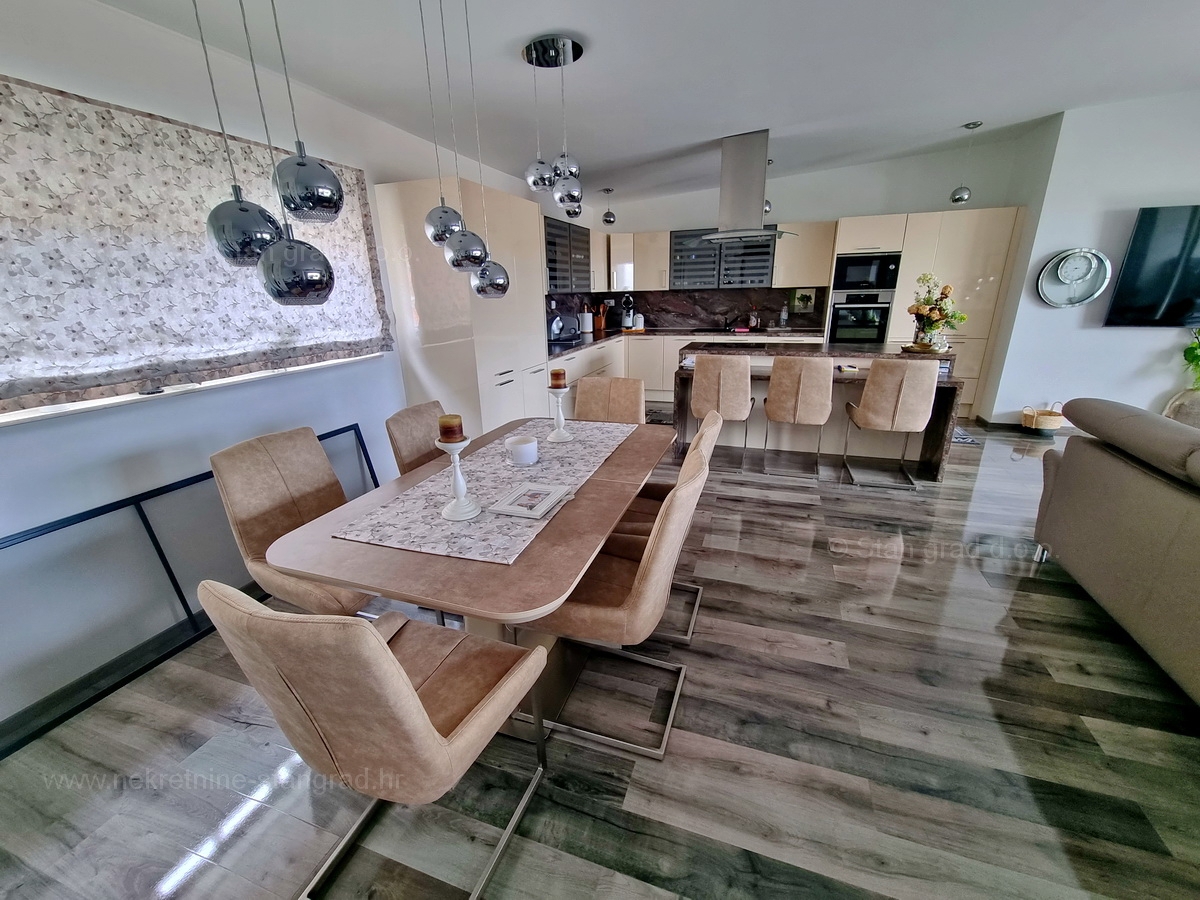 Otok Krk, Malinska, atraktiven penthouse na odlični lokaciji v bližini morja, prodamo!