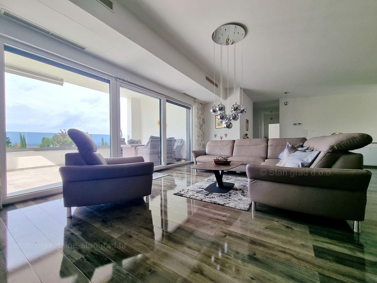Otok Krk, Malinska, atraktiven penthouse na odlični lokaciji v bližini morja, prodamo!