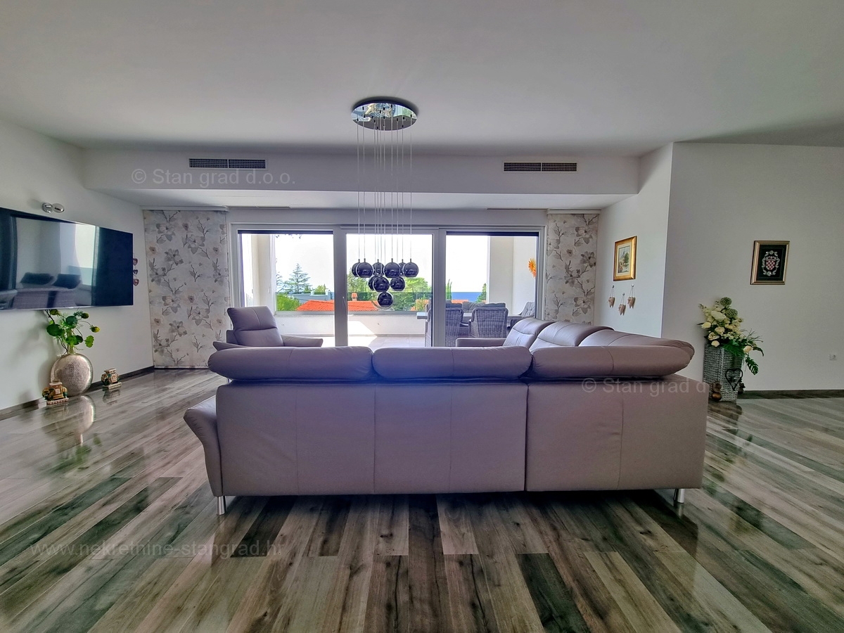 Otok Krk, Malinska, atraktiven penthouse na odlični lokaciji v bližini morja, prodamo!
