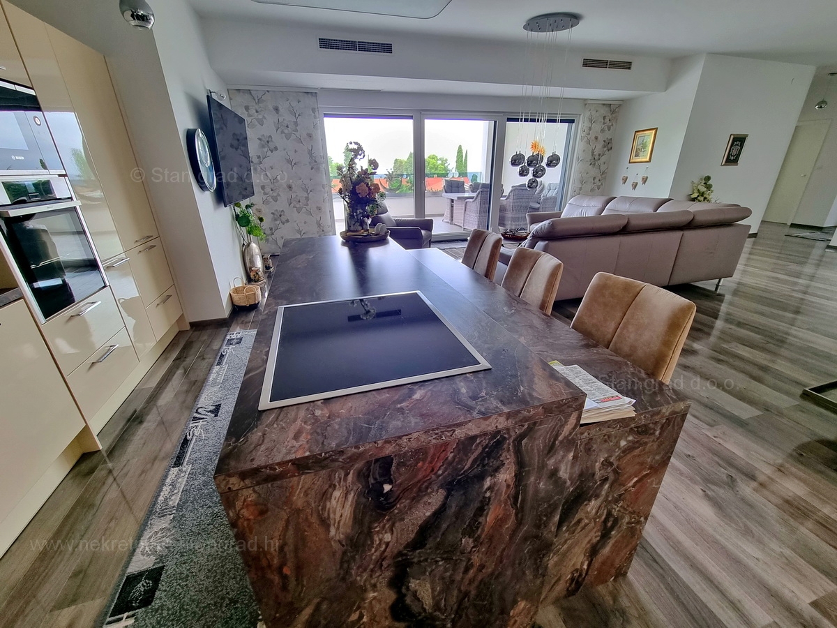 Otok Krk, Malinska, atraktiven penthouse na odlični lokaciji v bližini morja, prodamo!