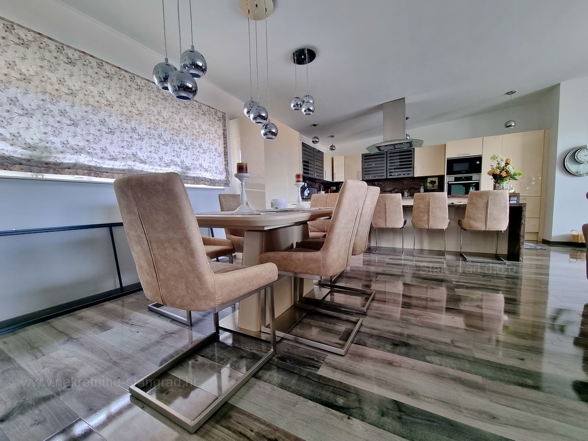 Otok Krk, Malinska, atraktiven penthouse na odlični lokaciji v bližini morja, prodamo!