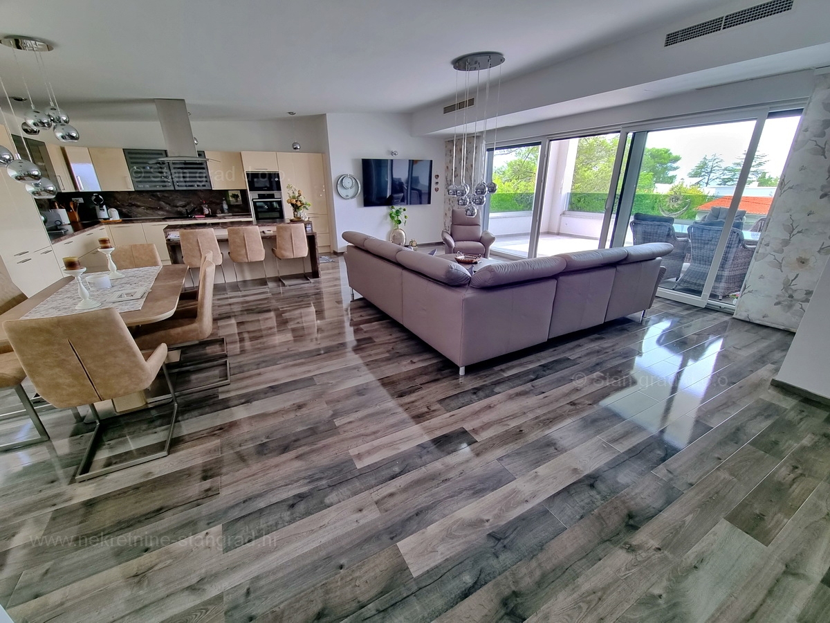 Otok Krk, Malinska, atraktiven penthouse na odlični lokaciji v bližini morja, prodamo!