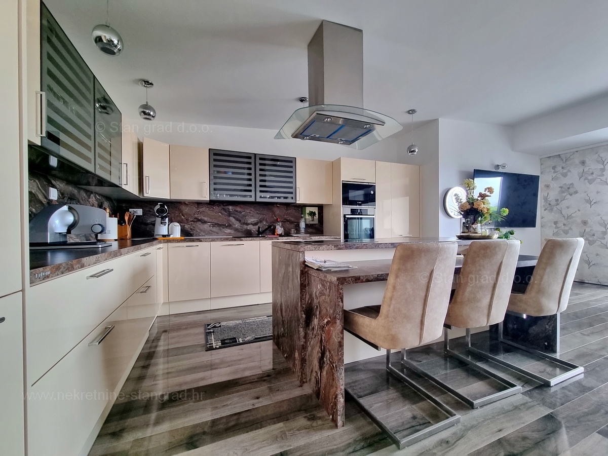 Otok Krk, Malinska, atraktiven penthouse na odlični lokaciji v bližini morja, prodamo!