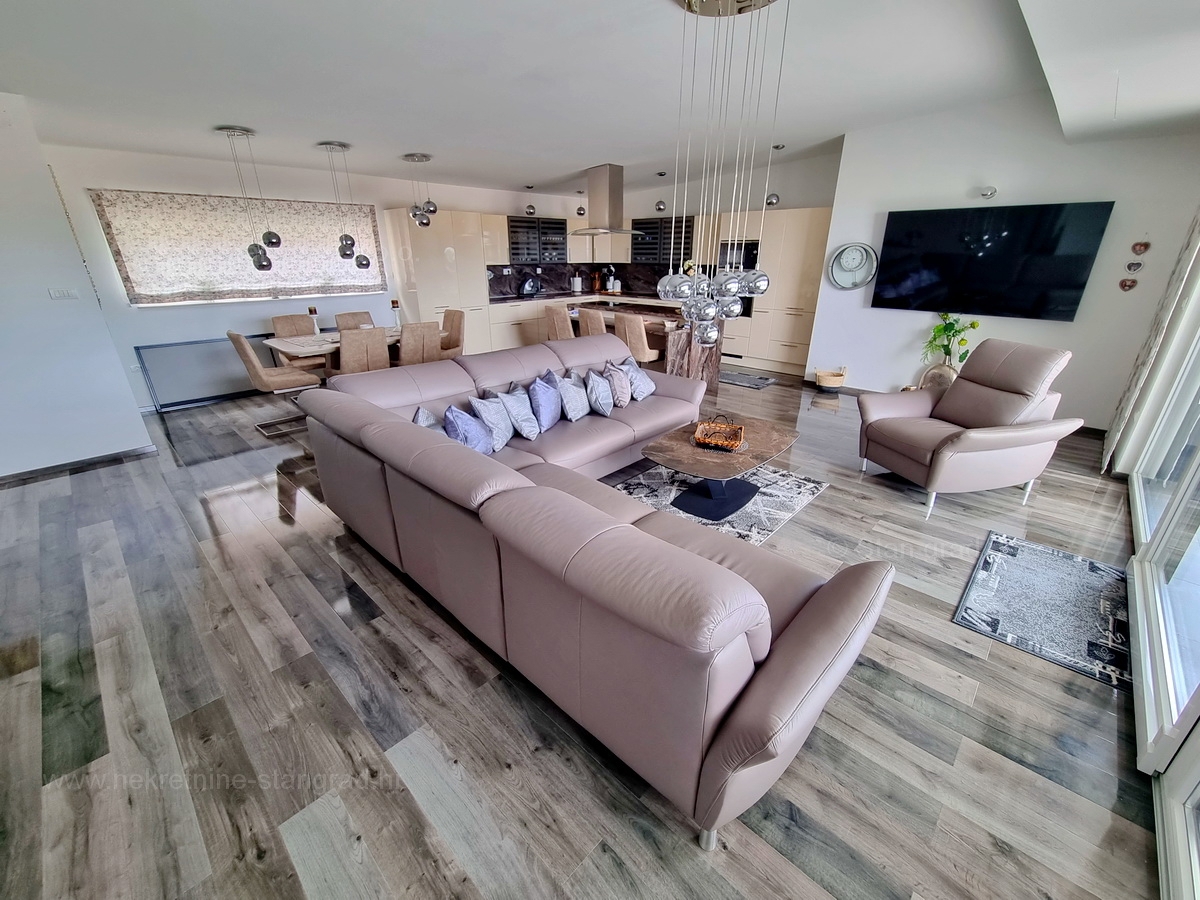 Otok Krk, Malinska, atraktiven penthouse na odlični lokaciji v bližini morja, prodamo!