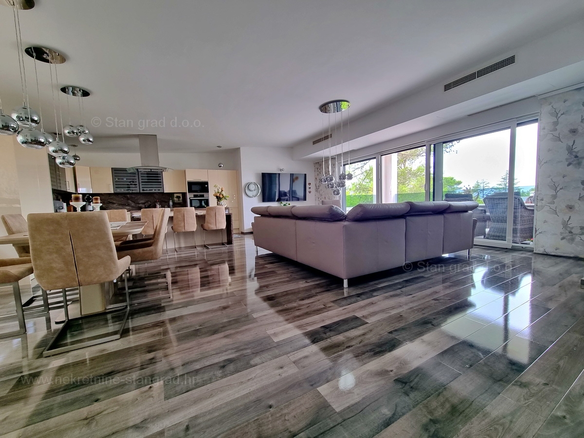 Otok Krk, Malinska, atraktiven penthouse na odlični lokaciji v bližini morja, prodamo!