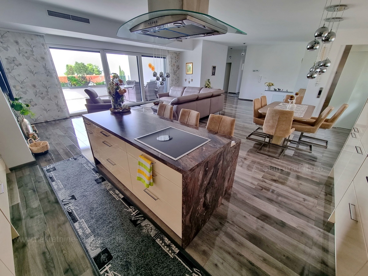 Otok Krk, Malinska, atraktiven penthouse na odlični lokaciji v bližini morja, prodamo!
