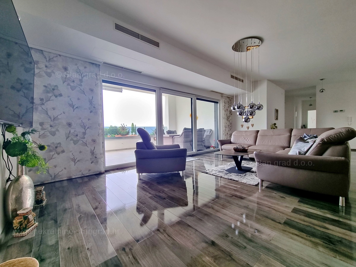 Otok Krk, Malinska, atraktiven penthouse na odlični lokaciji v bližini morja, prodamo!