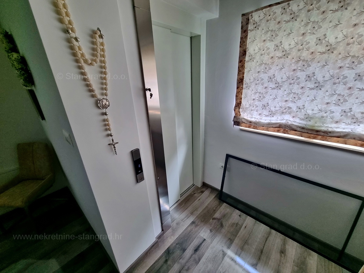 Otok Krk, Malinska, atraktiven penthouse na odlični lokaciji v bližini morja, prodamo!
