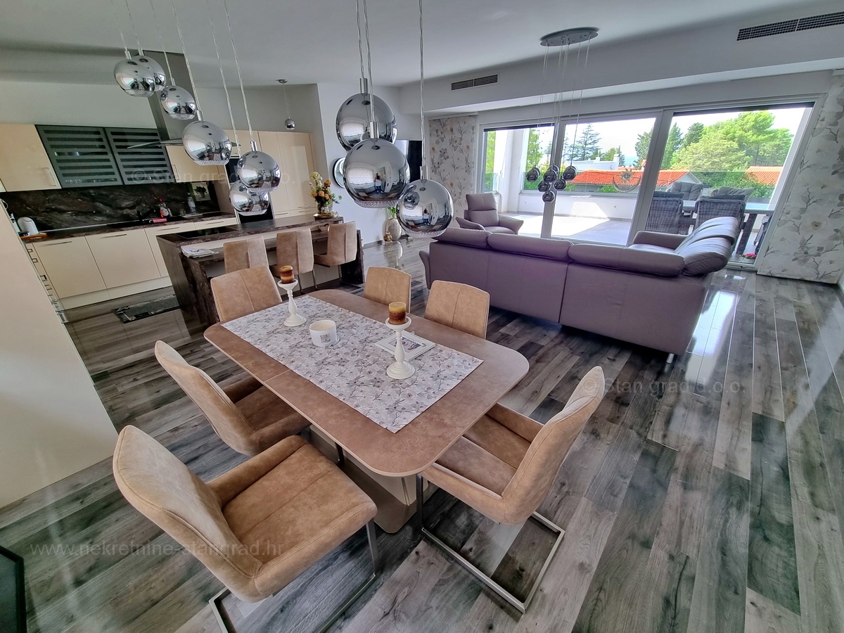 Otok Krk, Malinska, atraktiven penthouse na odlični lokaciji v bližini morja, prodamo!