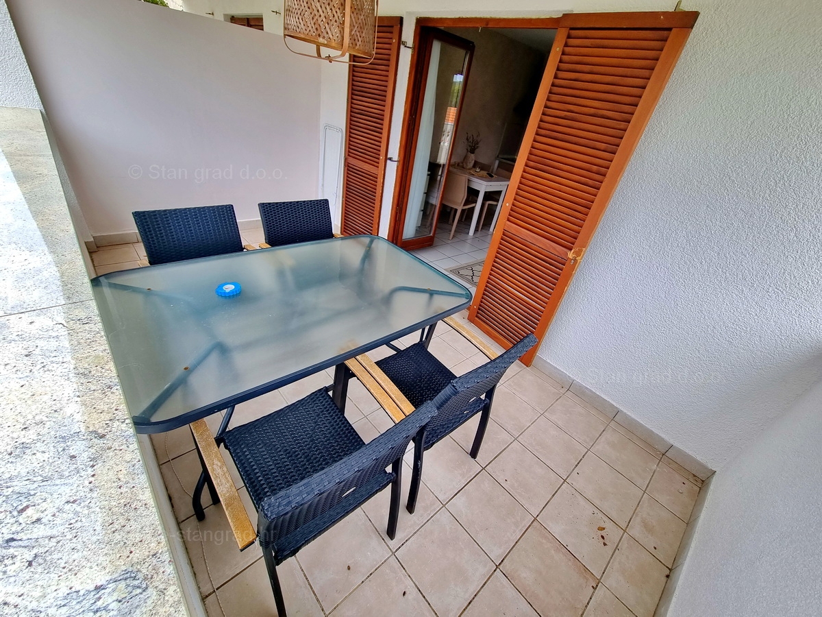 Njivice, dva apartmaja v prvem nadstropju s pogledom na morje, prodamo!