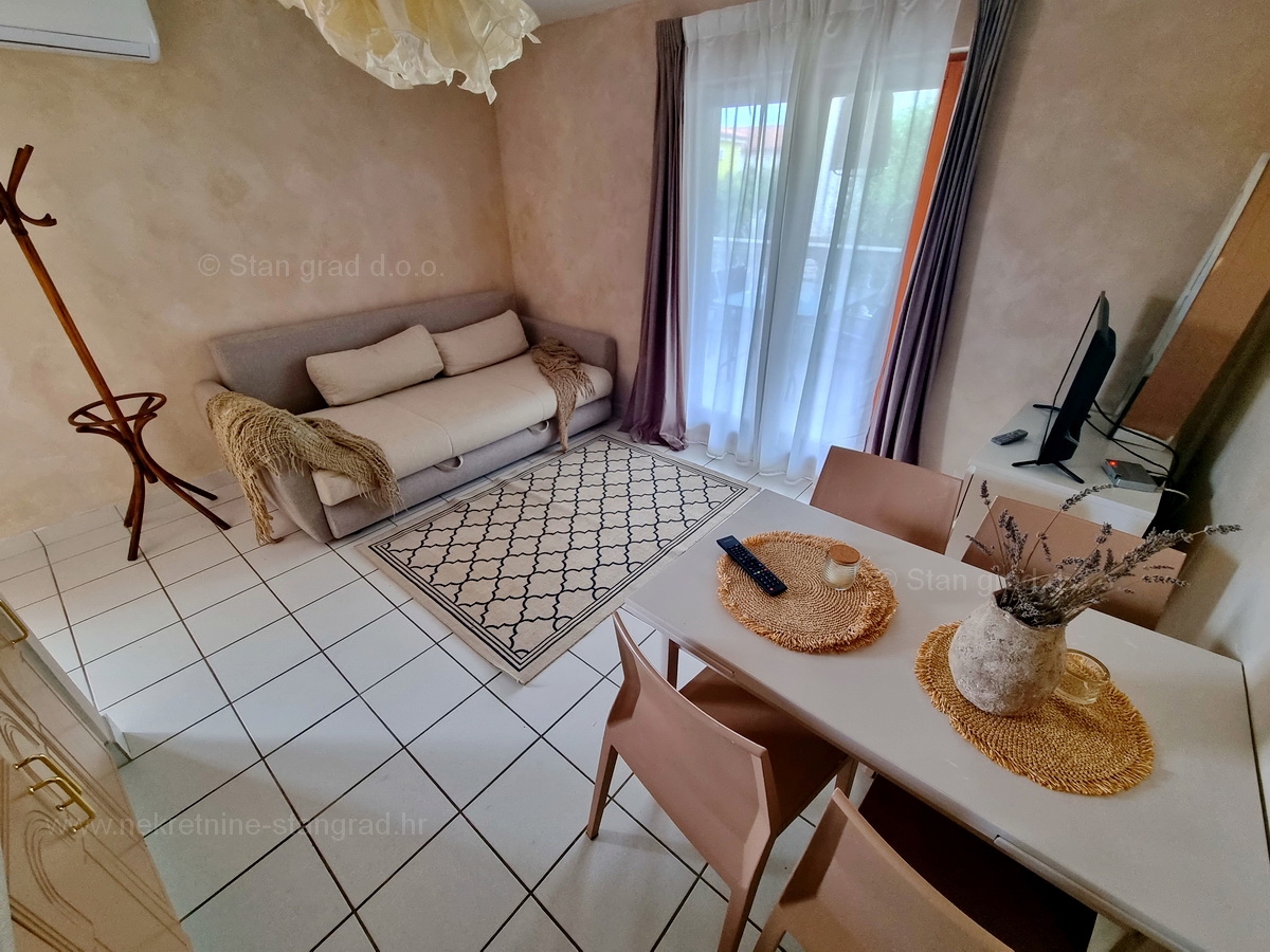 Njivice, dva apartmaja v prvem nadstropju s pogledom na morje, prodamo!