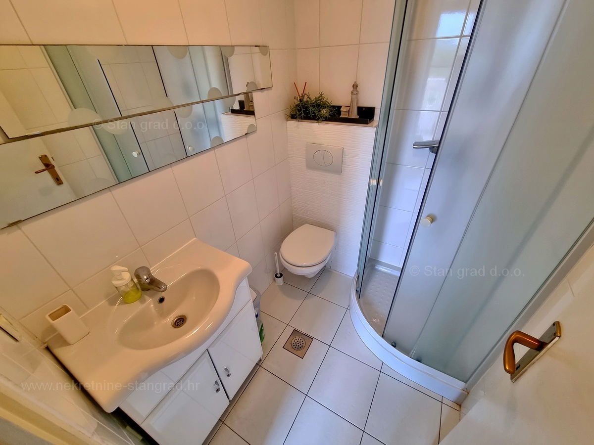 Njivice, dva apartmaja v prvem nadstropju s pogledom na morje, prodamo!