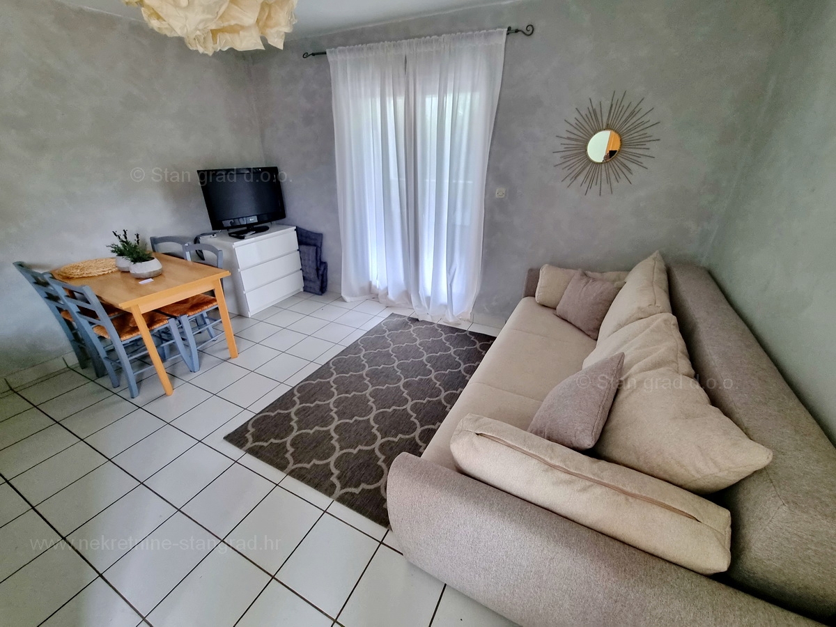 Njivice, dva apartmaja v prvem nadstropju s pogledom na morje, prodamo!