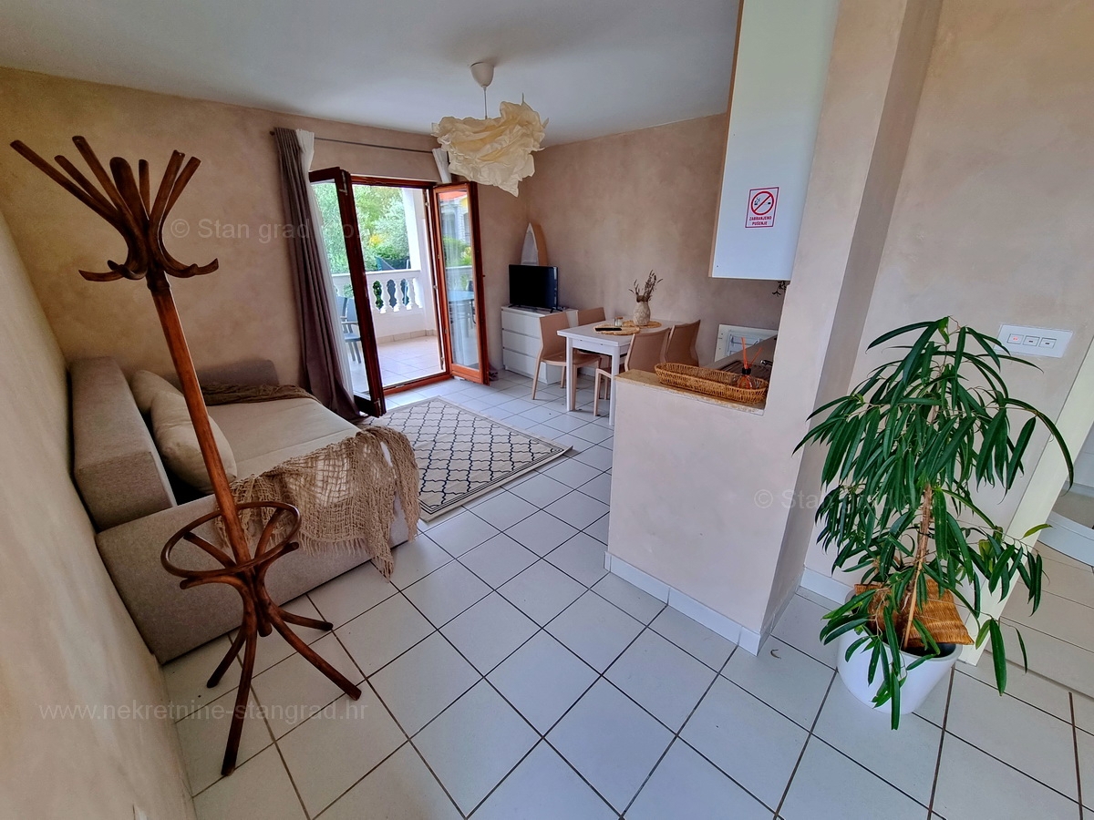 Njivice, dva apartmaja v prvem nadstropju s pogledom na morje, prodamo!