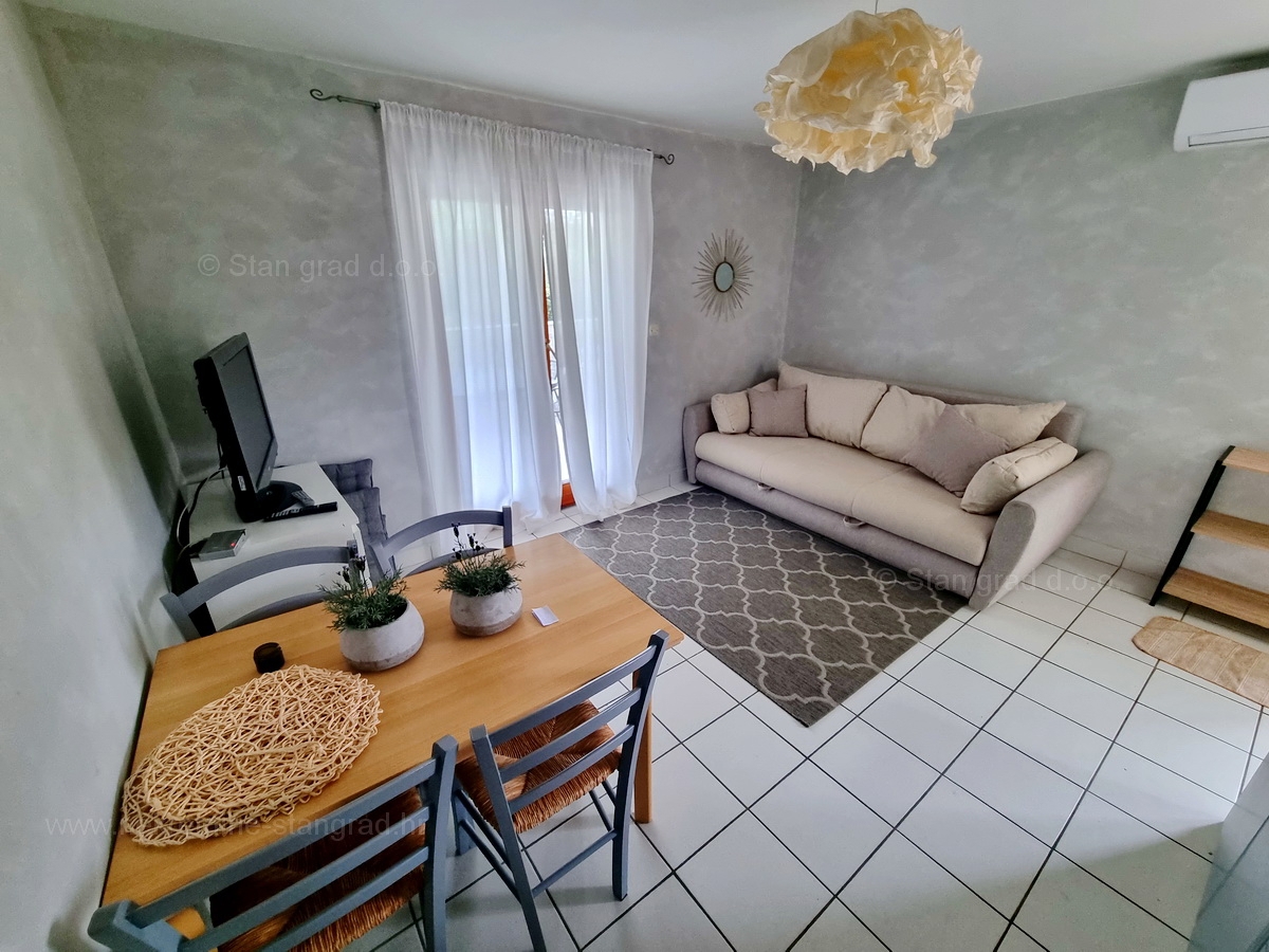 Njivice, dva apartmaja v prvem nadstropju s pogledom na morje, prodamo!