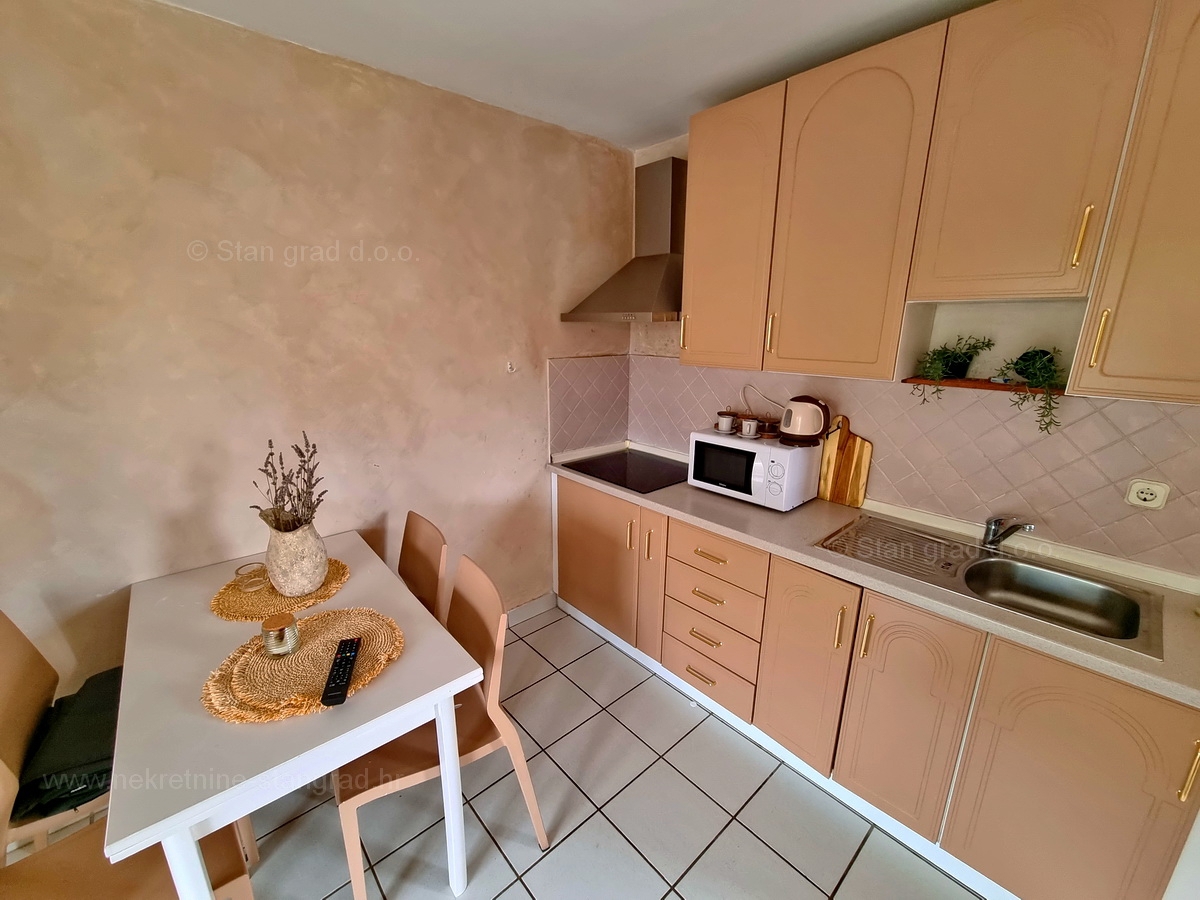 Njivice, dva apartmaja v prvem nadstropju s pogledom na morje, prodamo!