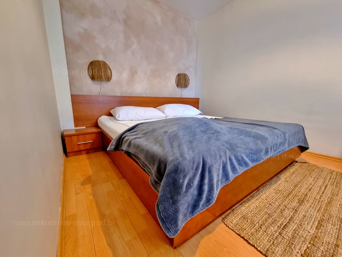 Njivice, dva apartmaja v prvem nadstropju s pogledom na morje, prodamo!