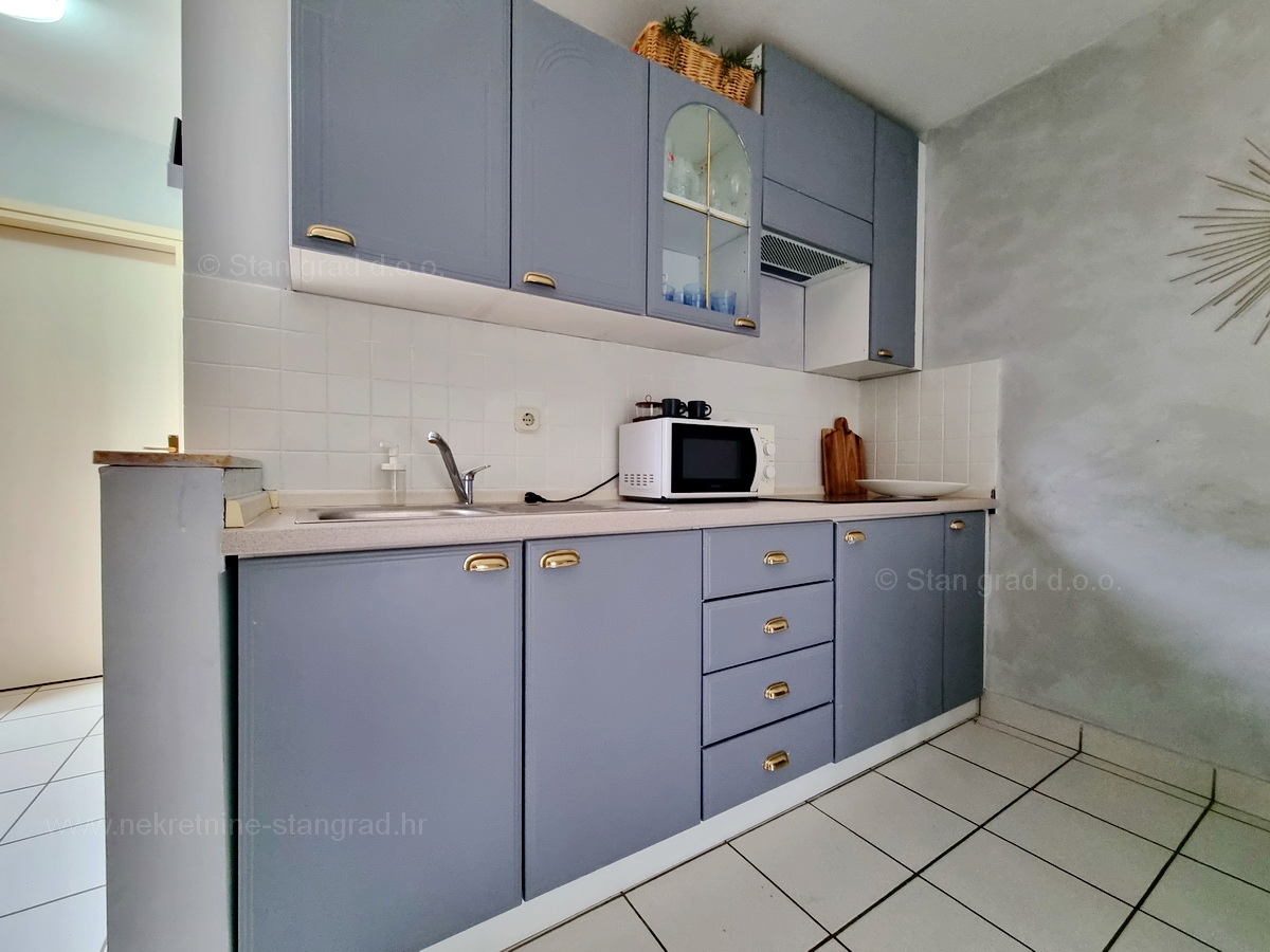 Njivice, dva apartmaja v prvem nadstropju s pogledom na morje, prodamo!