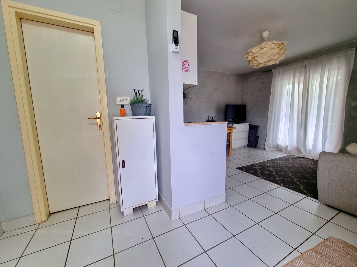 Njivice, dva apartmaja v prvem nadstropju s pogledom na morje, prodamo!