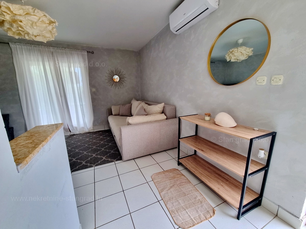 Njivice, dva apartmaja v prvem nadstropju s pogledom na morje, prodamo!