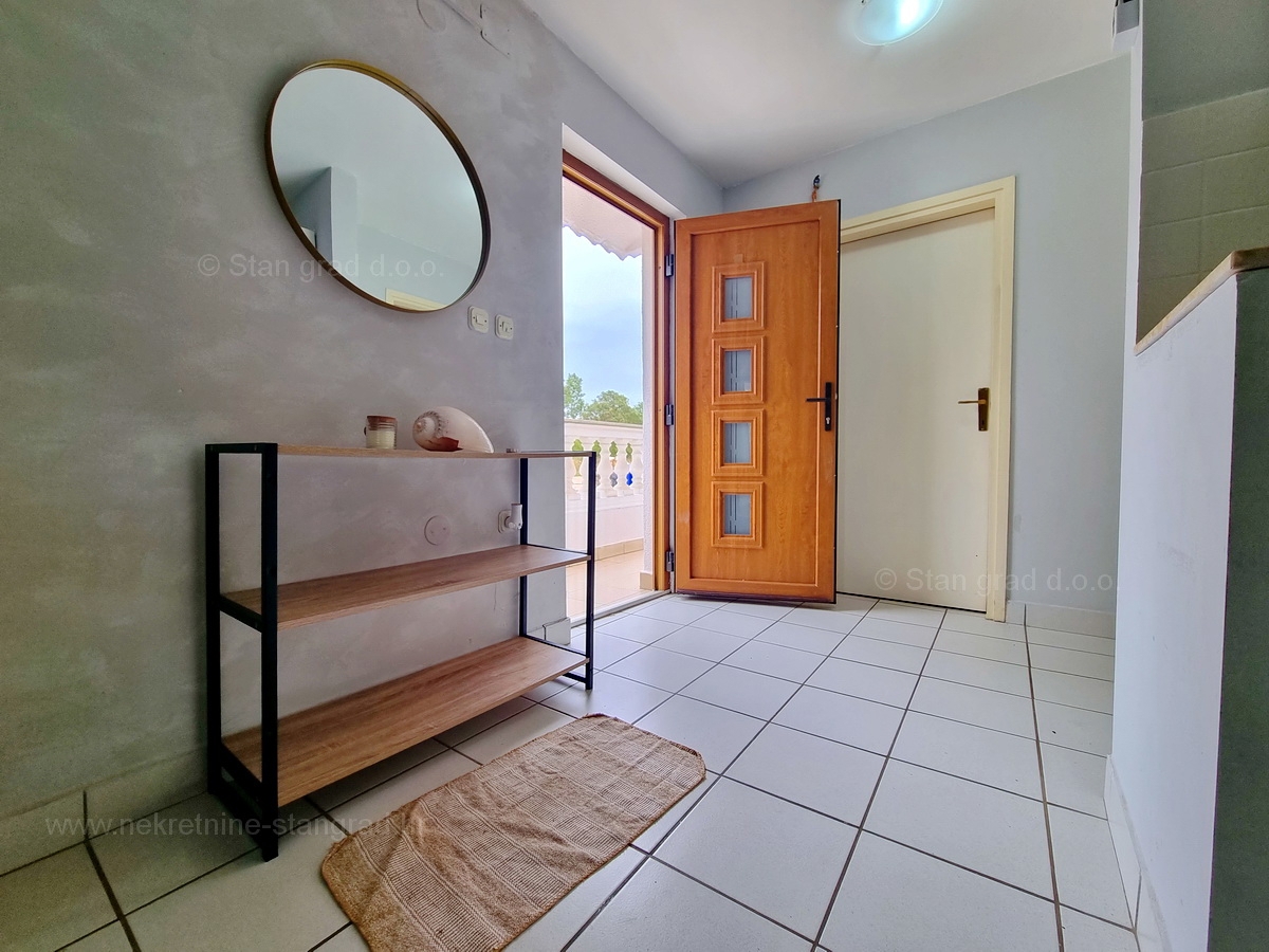 Njivice, dva apartmaja v prvem nadstropju s pogledom na morje, prodamo!