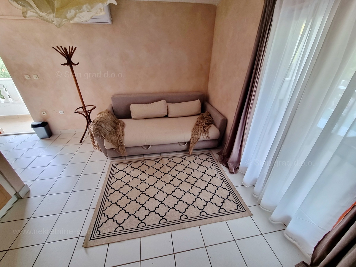 Njivice, dva apartmaja v prvem nadstropju s pogledom na morje, prodamo!