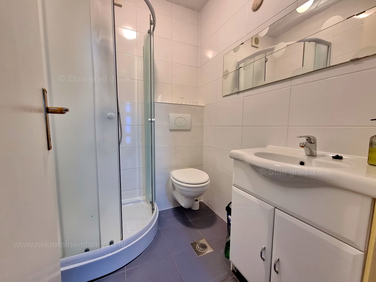Njivice, dva apartmaja v prvem nadstropju s pogledom na morje, prodamo!