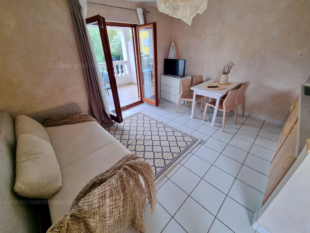 Njivice, dva apartmaja v prvem nadstropju s pogledom na morje, prodamo!