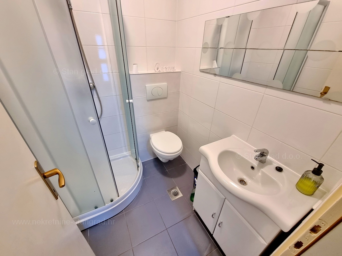 Njivice, dva apartmaja v prvem nadstropju s pogledom na morje, prodamo!