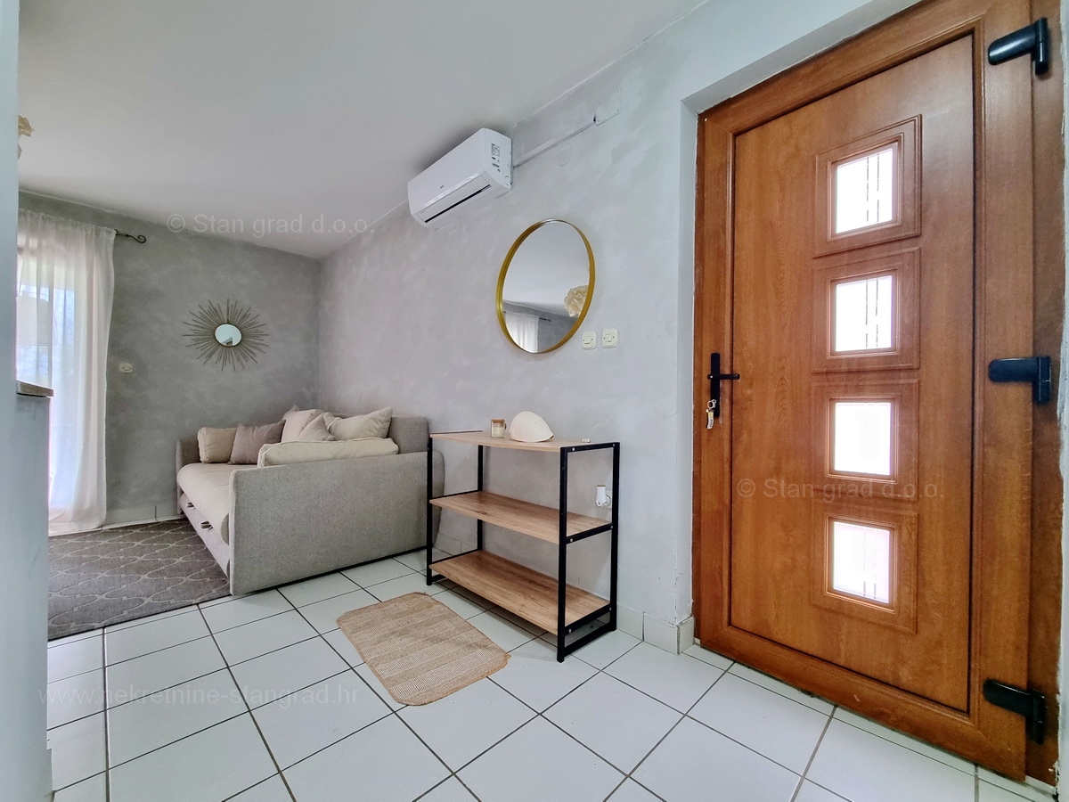 Njivice, dva apartmaja v prvem nadstropju s pogledom na morje, prodamo!