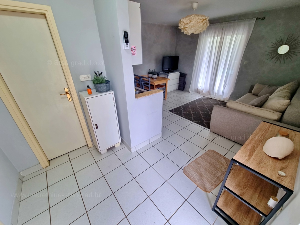 Njivice, dva apartmaja v prvem nadstropju s pogledom na morje, prodamo!