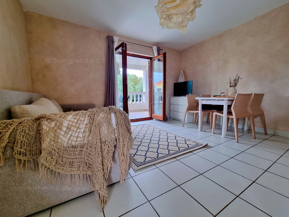 Njivice, dva apartmaja v prvem nadstropju s pogledom na morje, prodamo!