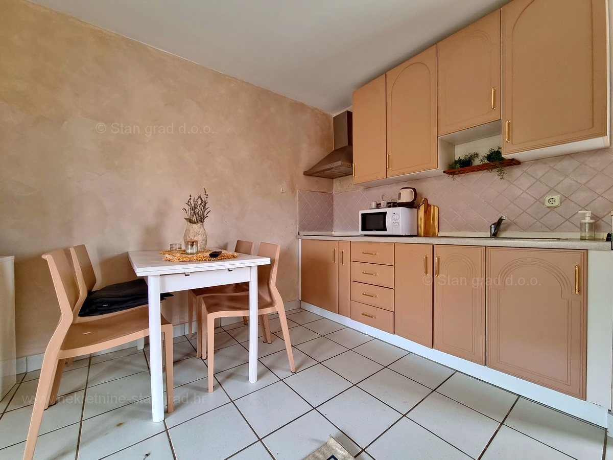 Njivice, dva apartmaja v prvem nadstropju s pogledom na morje, prodamo!