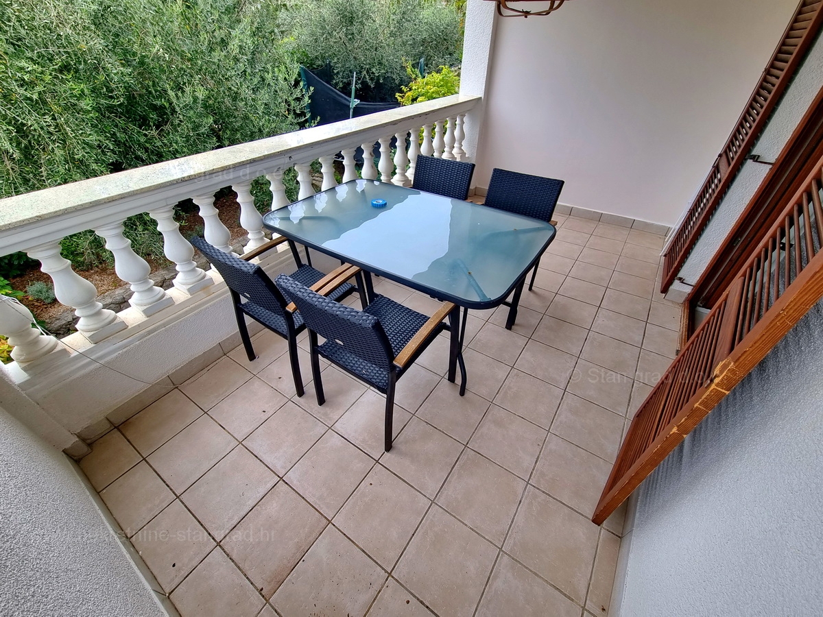 Njivice, dva apartmaja v prvem nadstropju s pogledom na morje, prodamo!