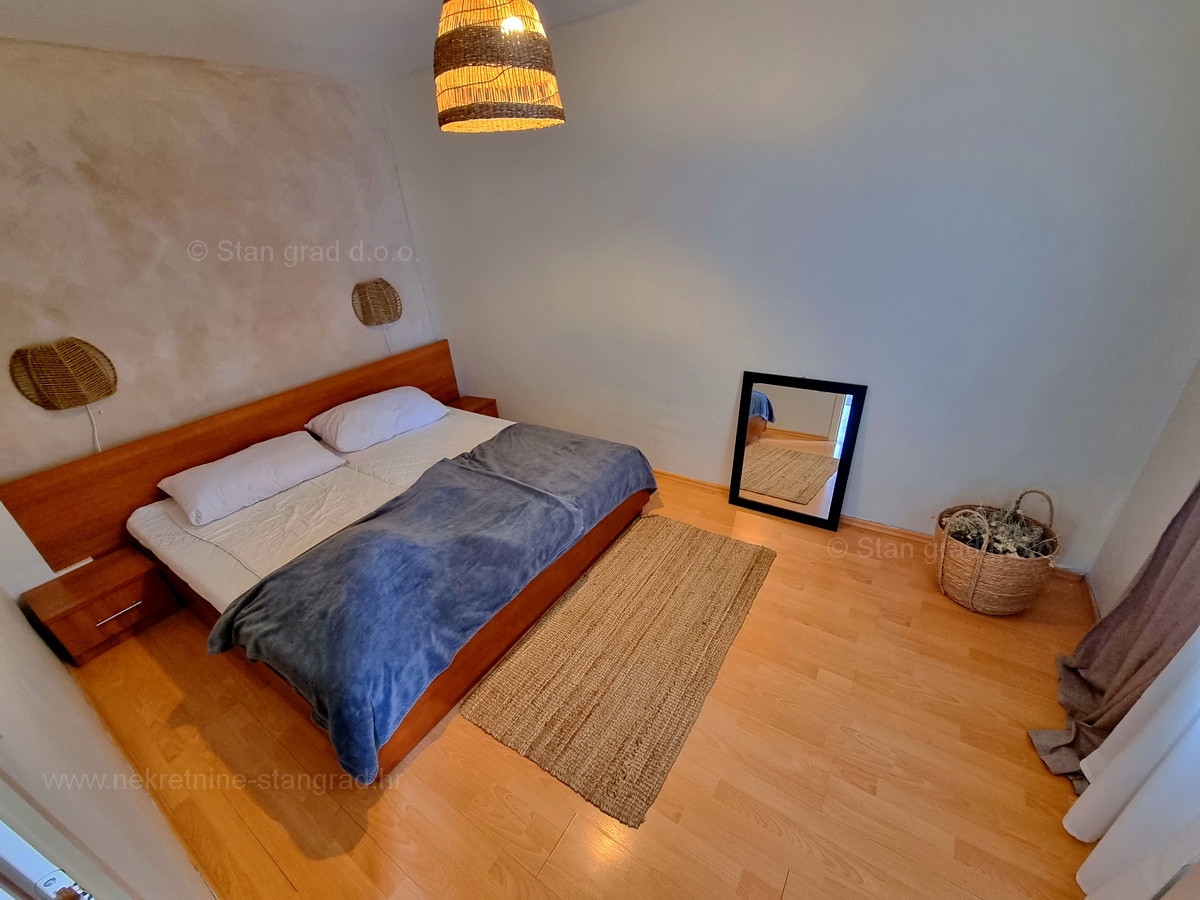 Njivice, dva apartmaja v prvem nadstropju s pogledom na morje, prodamo!