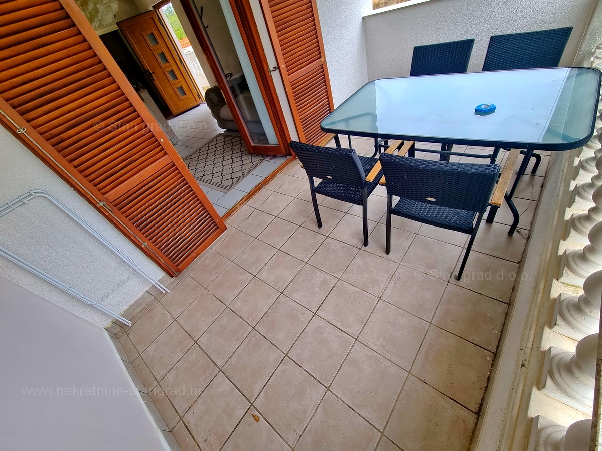 Njivice, dva apartmaja v prvem nadstropju s pogledom na morje, prodamo!