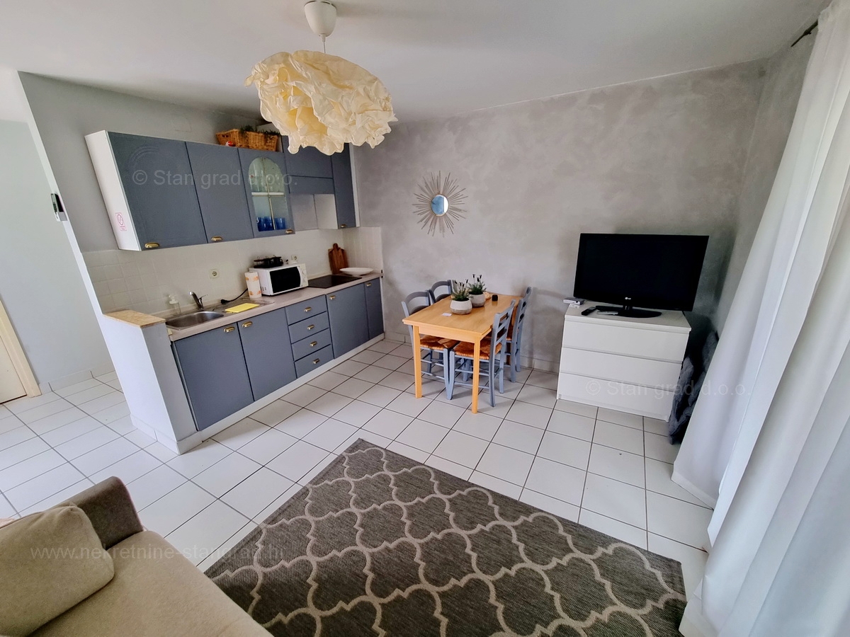 Njivice, dva apartmaja v prvem nadstropju s pogledom na morje, prodamo!