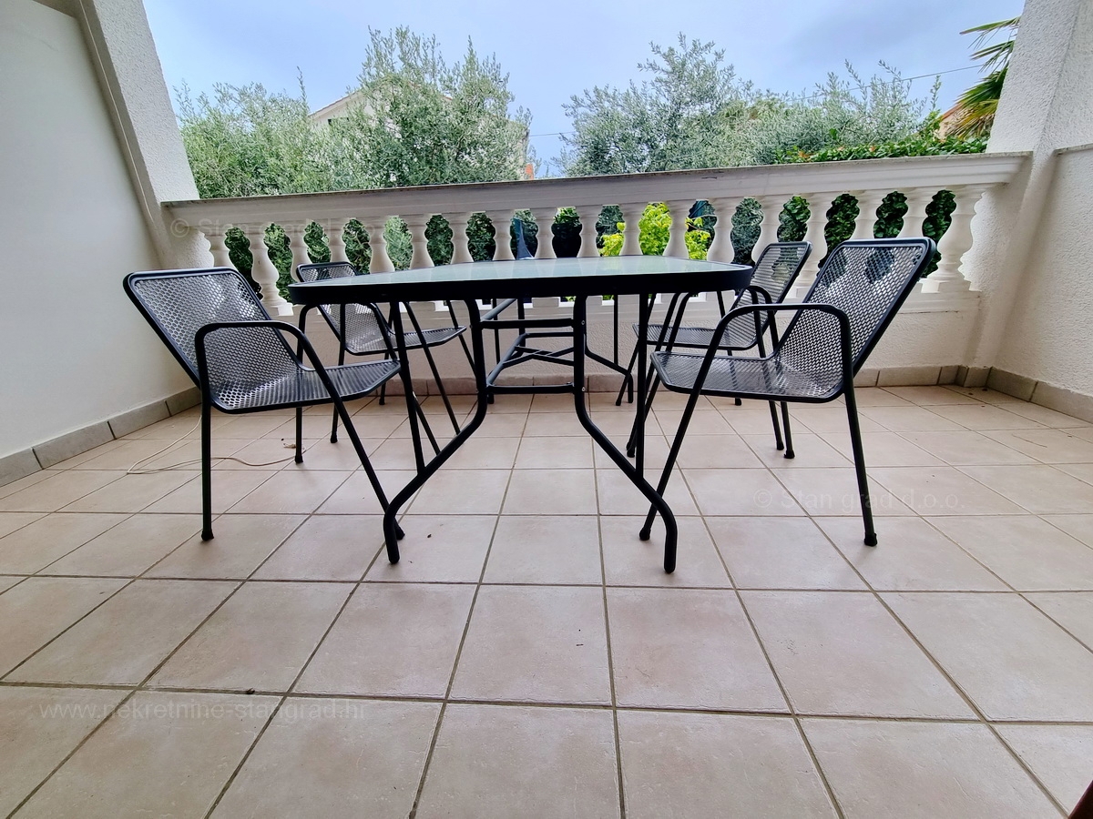 Njivice, dva apartmaja v prvem nadstropju s pogledom na morje, prodamo!