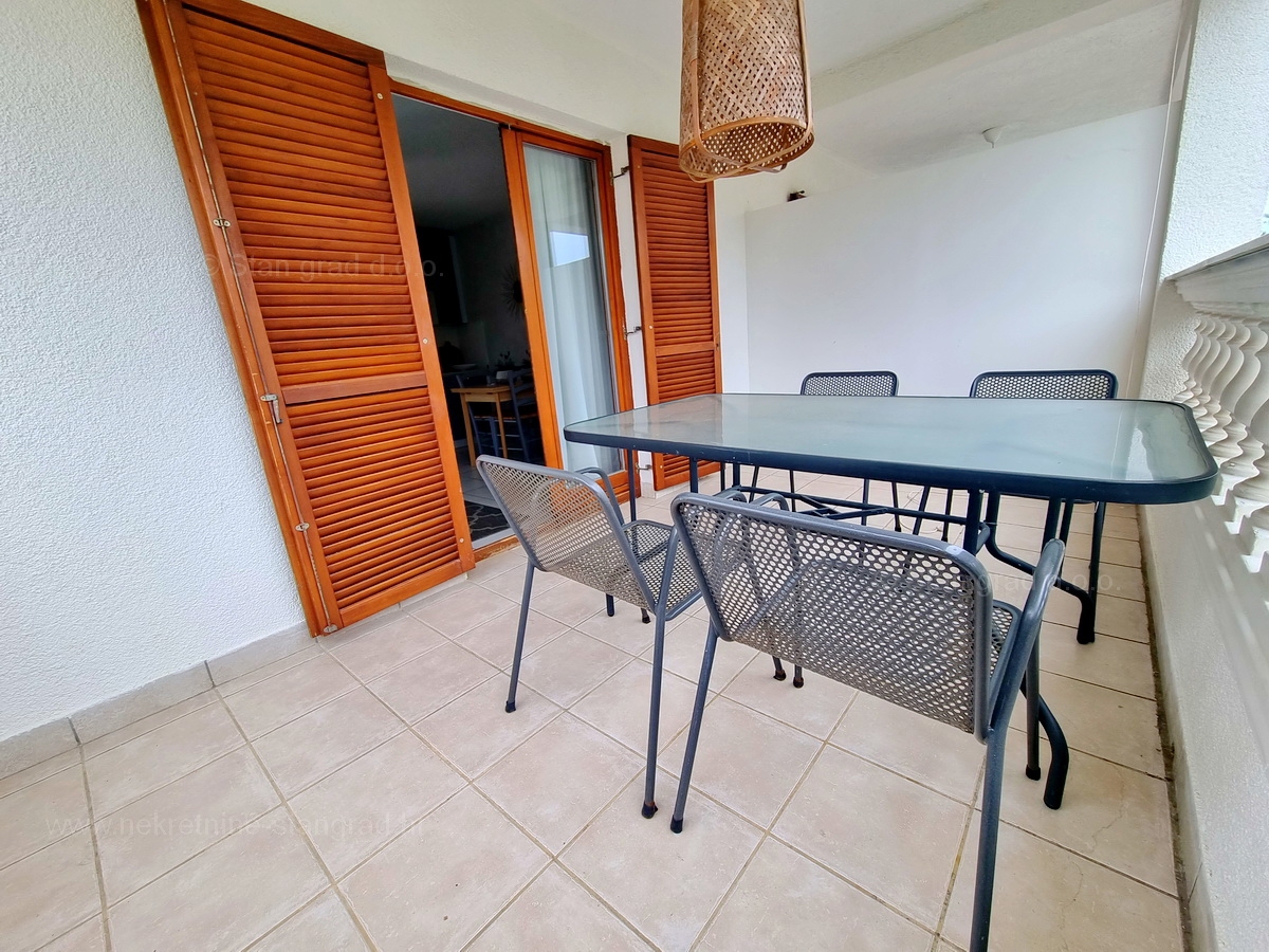 Njivice, dva apartmaja v prvem nadstropju s pogledom na morje, prodamo!