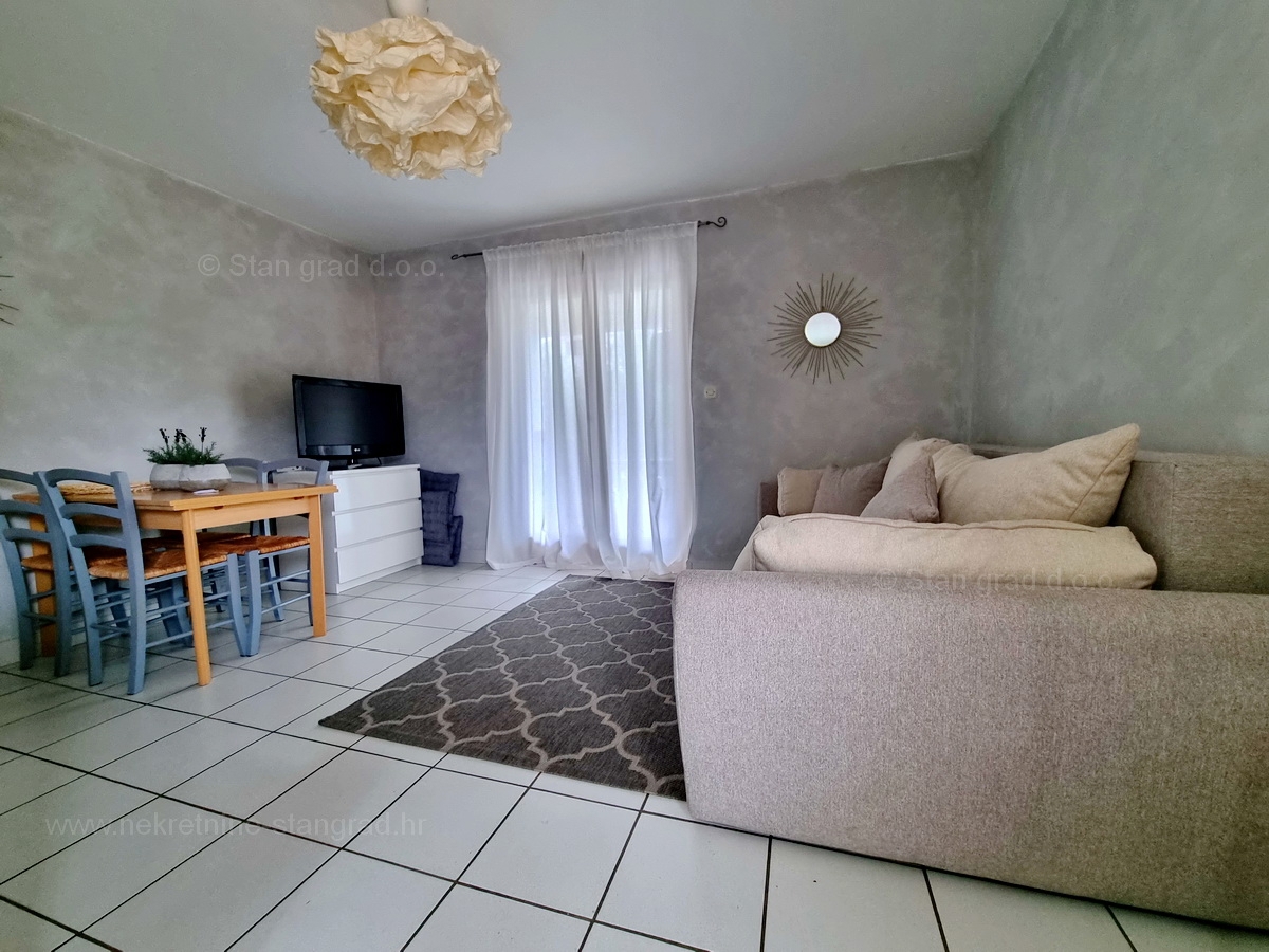 Njivice, dva apartmaja v prvem nadstropju s pogledom na morje, prodamo!