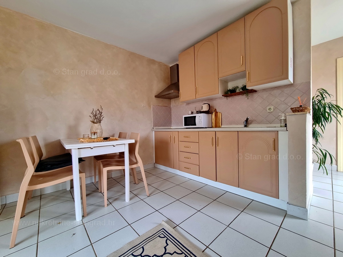 Njivice, dva apartmaja v prvem nadstropju s pogledom na morje, prodamo!