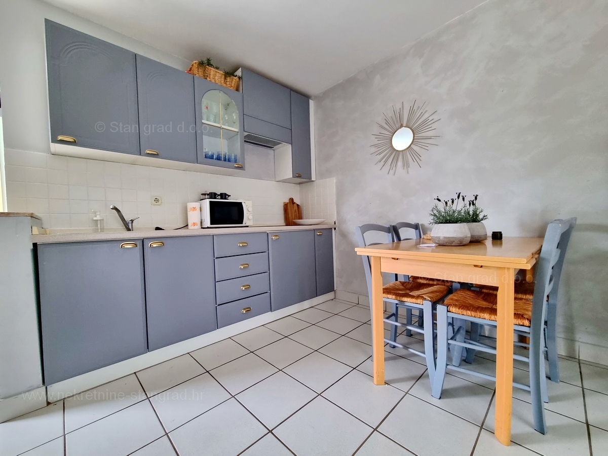 Njivice, dva apartmaja v prvem nadstropju s pogledom na morje, prodamo!