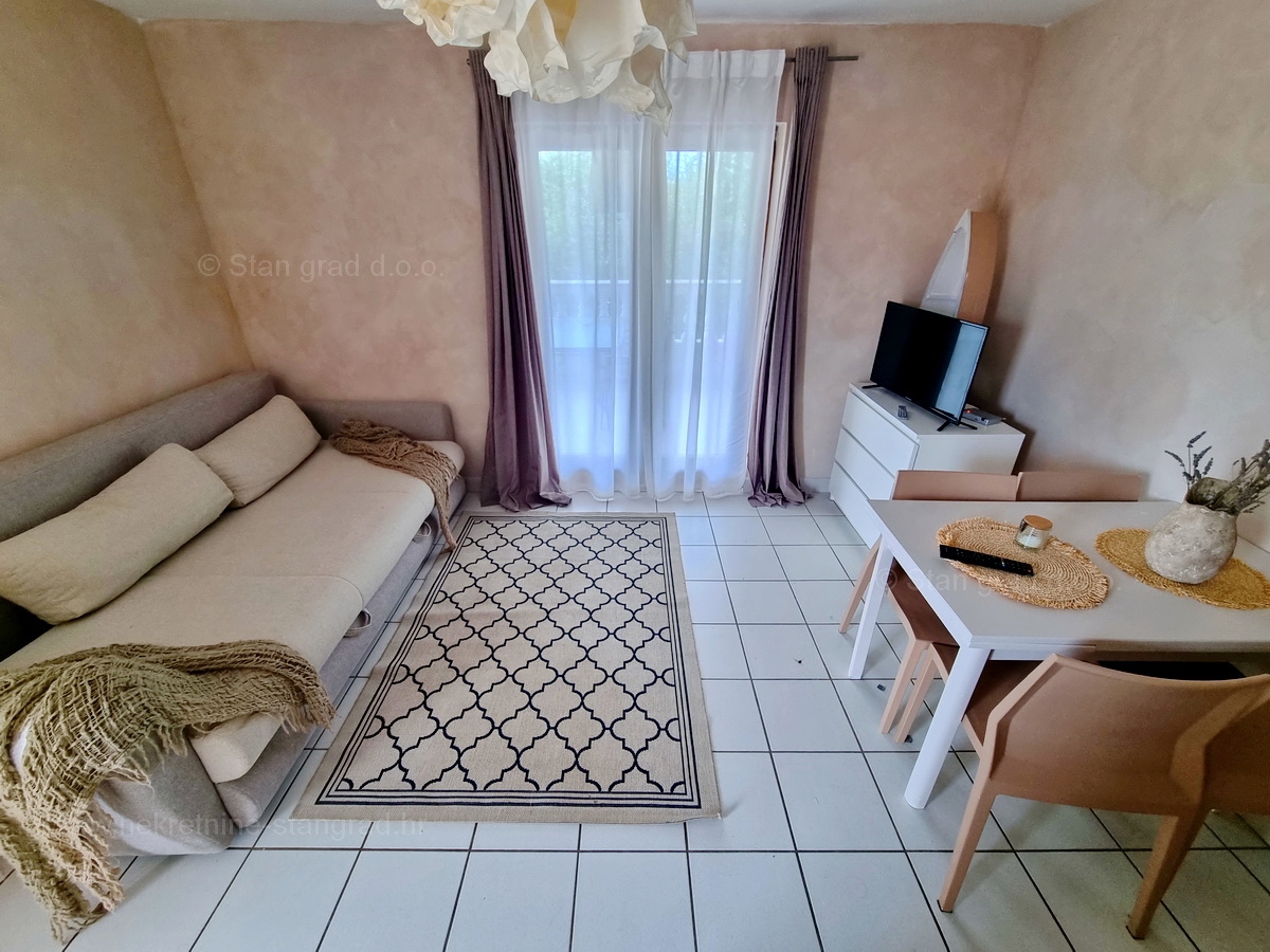 Njivice, dva apartmaja v prvem nadstropju s pogledom na morje, prodamo!