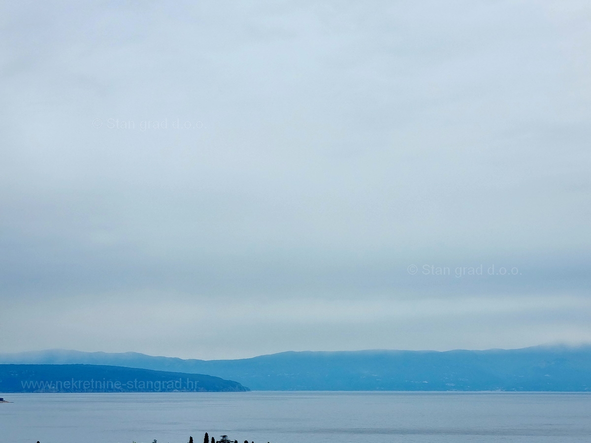 Otok Krk, Malinska, stanovanje z veliko teraso in panoramskim razgledom!