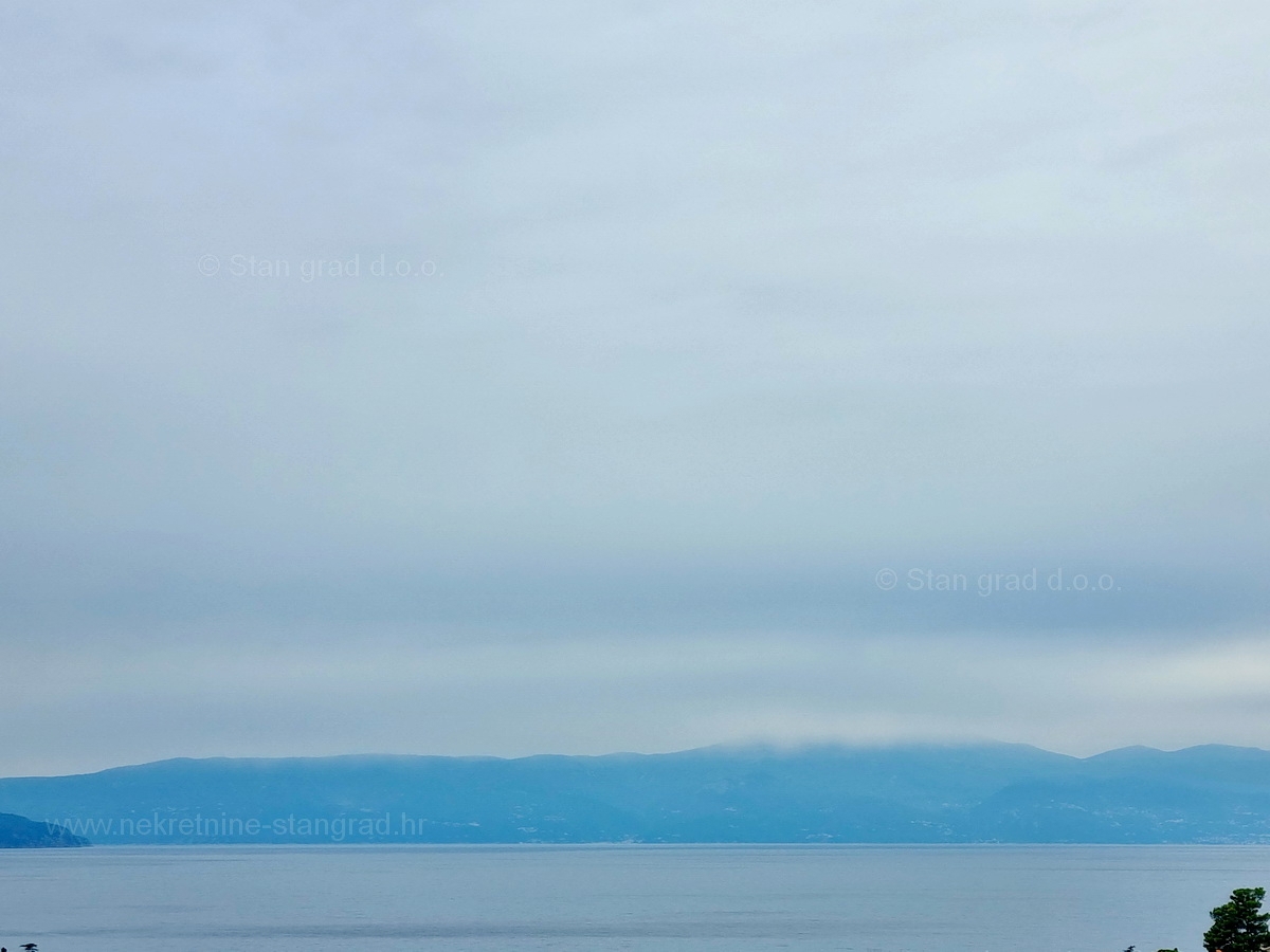 Otok Krk, Malinska, stanovanje z veliko teraso in panoramskim razgledom!
