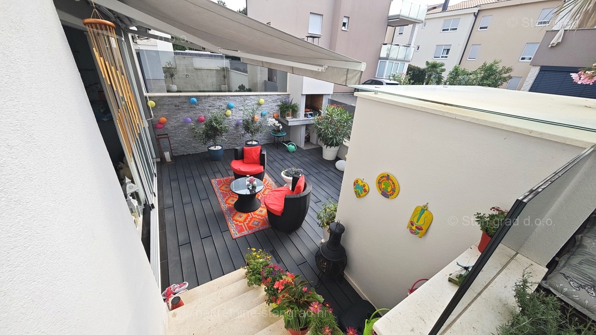Njivice, opremljen dvosobni apartma 150 m od morja!